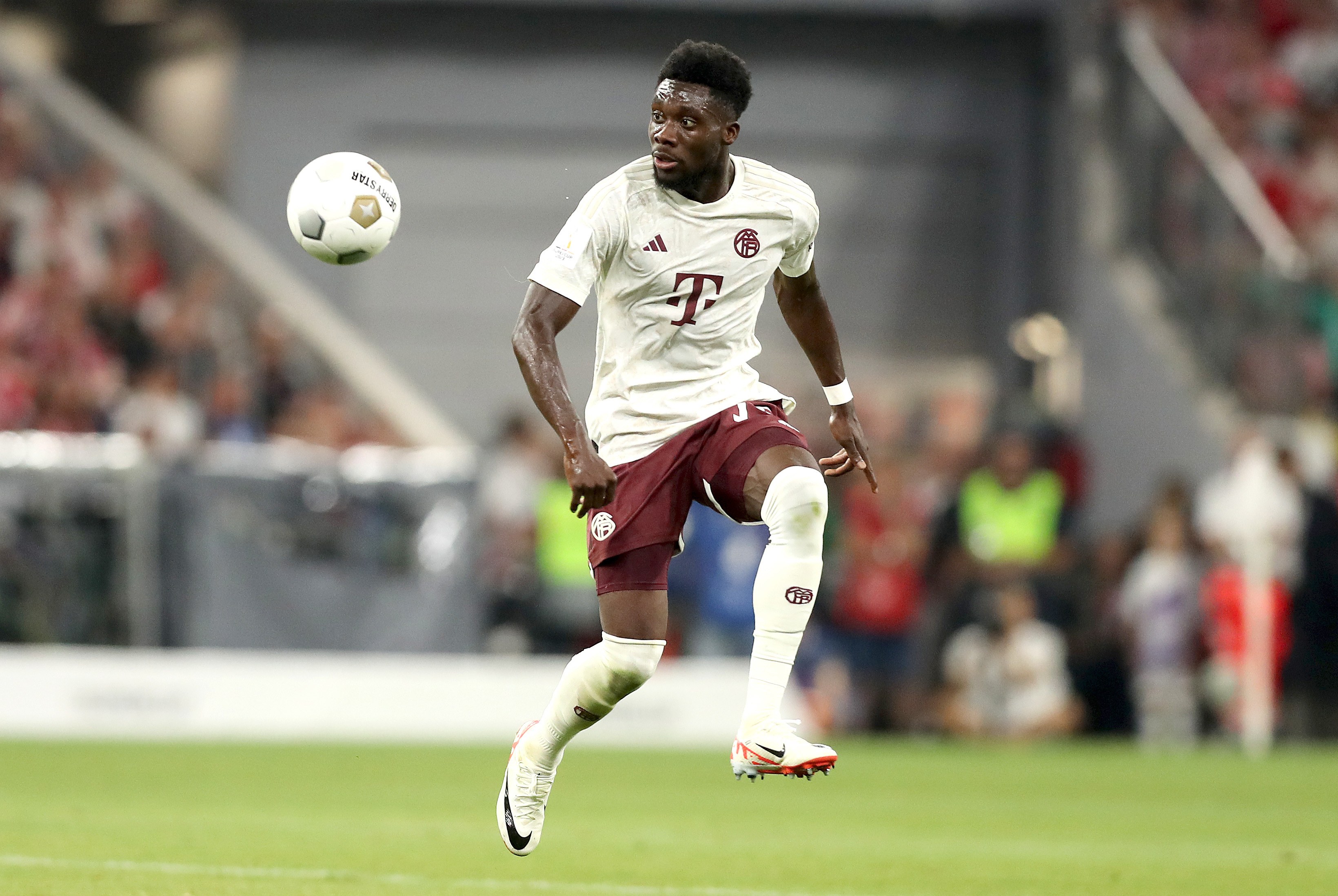 Alphonso Davies, temptat amb més milions per trair l'acord verbal amb Florentino Pérez