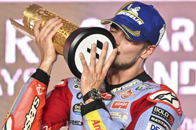 Fabio Di Giannantonio besando el trofeo de ganador en Qatar / Foto: EFE