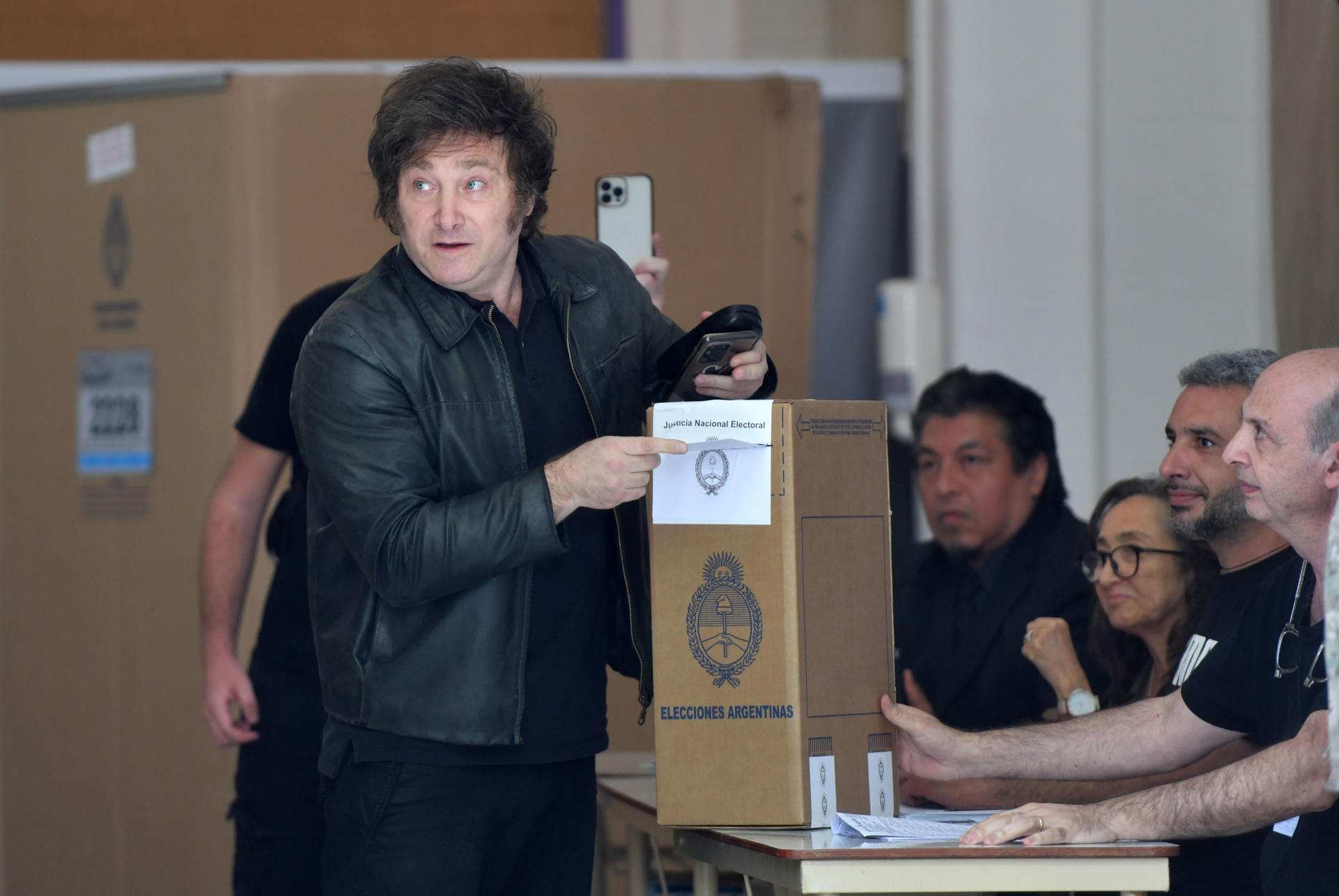 Javier Milei vota elecciones argentina / EFE