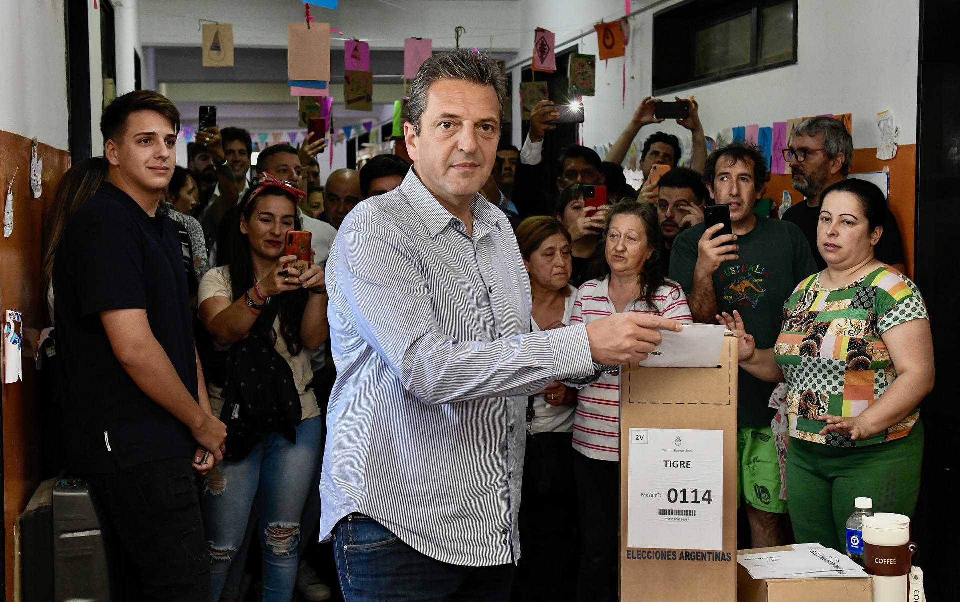 Sergio Demasiado vota elecciones argentina / EFE Sergio Demasiado vota elecciones argentina / EFE