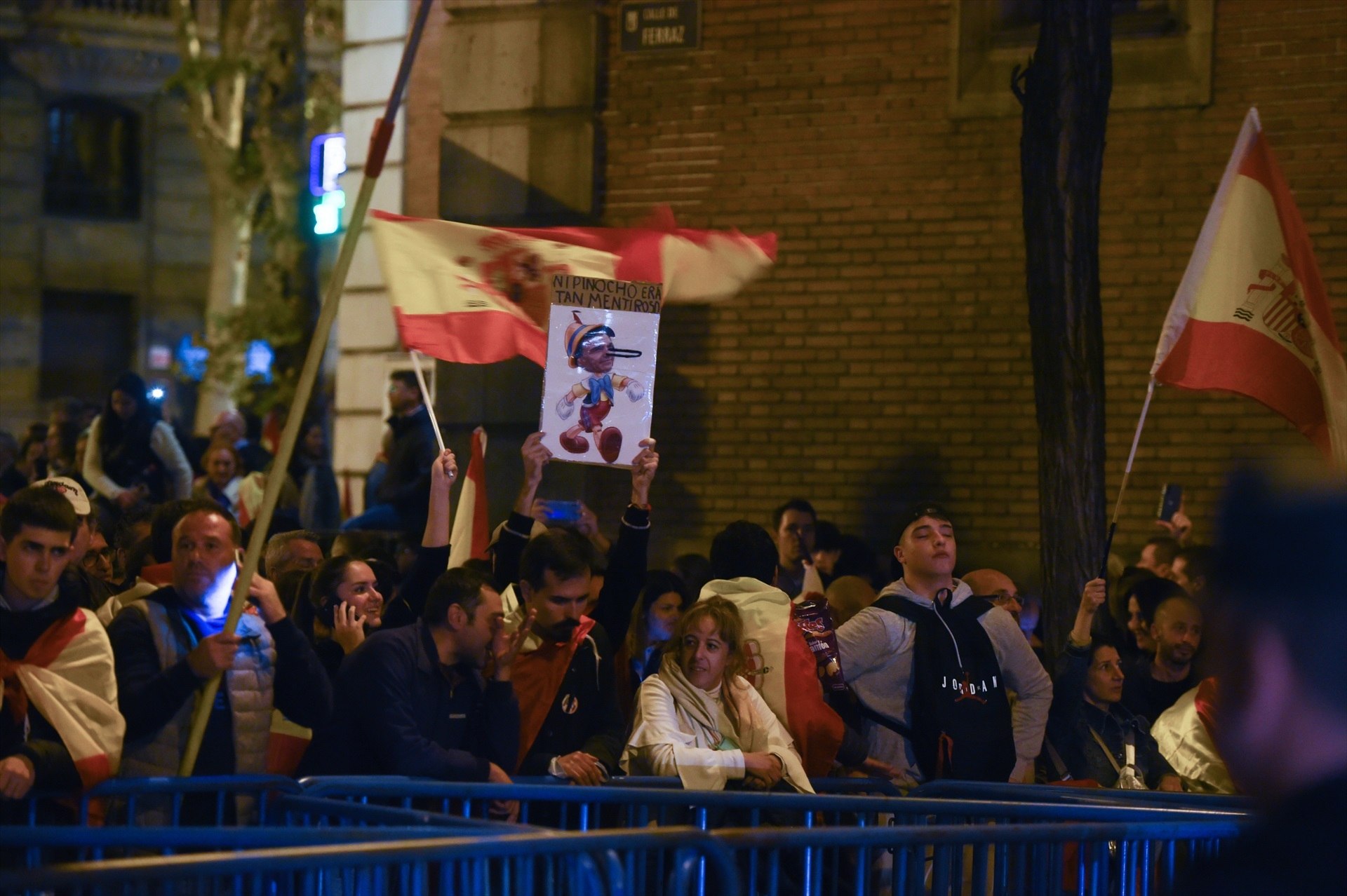 La manifestació ultra punxa en la dissetena nit de protestes a Ferraz