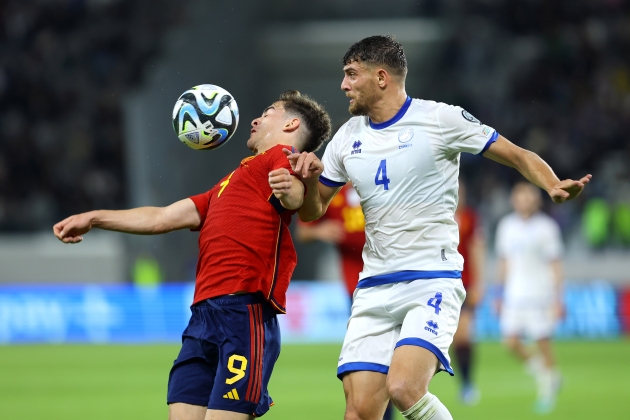 Gavi luchando un balón con España / Foto: EFE