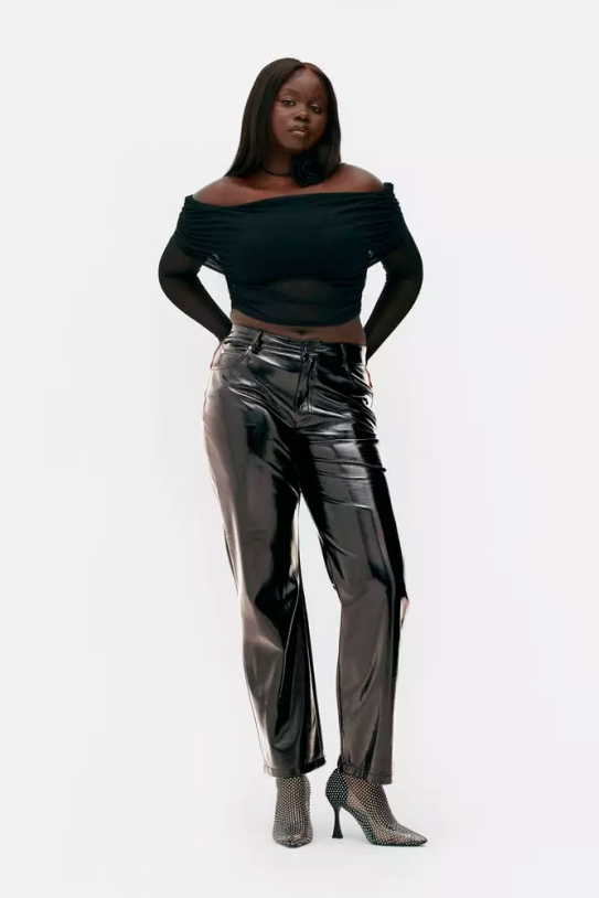 Pantalón de charol y piel sintética de  Rita Ora