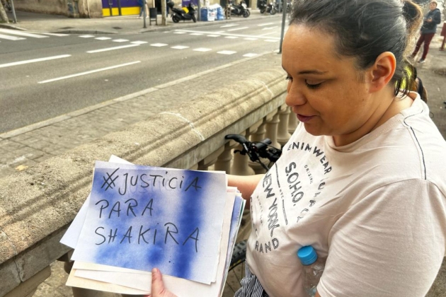 Fan de la Shakira reparteix cartells de suport foto Jokin Buesa Fan de la Shakira reparteix cartells de suport foto Jokin Buesa