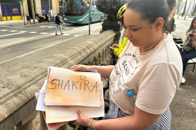 Fan de la Shakira reparteix cartells de suport foto Jokin Buesa Fan de la Shakira reparteix cartells de suport foto Jokin Buesa