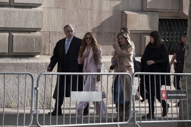 Shakira arriba a l'audiència acompanyada dels seus advocats foto Carlos Baglietto Shakira arriba a l'audiència acompanyada dels seus advocats foto Carlos Baglietto