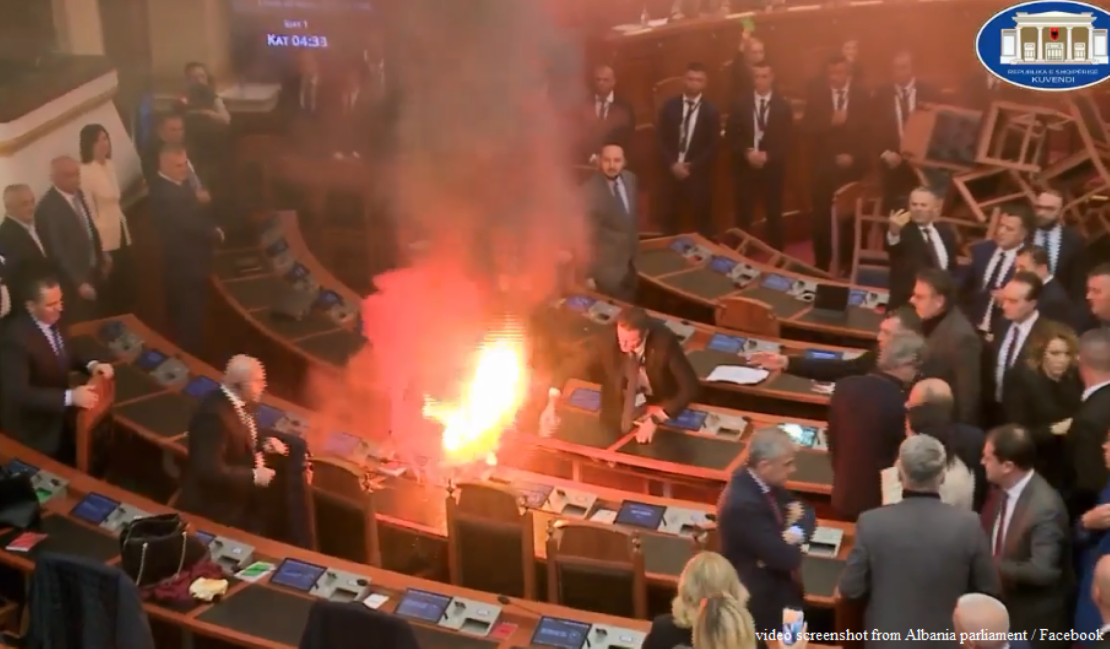 L'oposició albanesa protesta al parlament amb bengales i bombes de fum dins de l'hemicicle