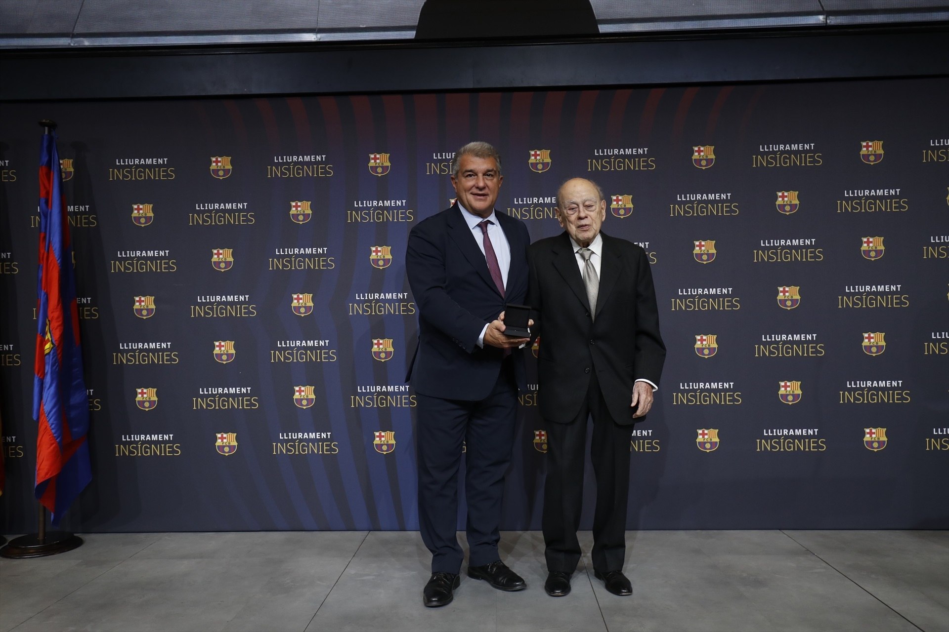 El Barça atorga la insígnia d'or i brillants a Jordi Pujol pels seus 75 anys de soci