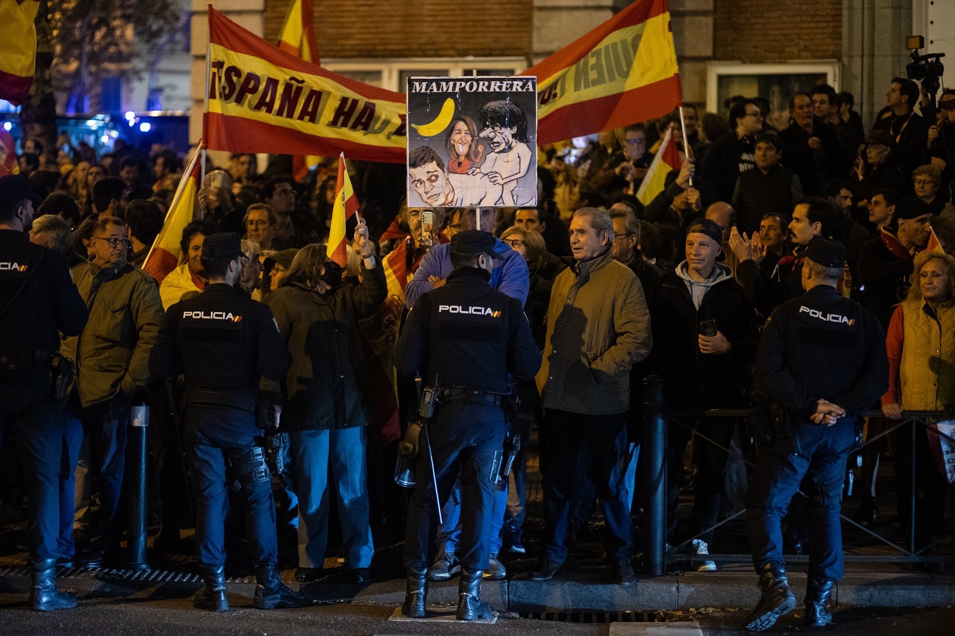 La policia espanyola impedeix que la manifestació ultra de Ferraz talli el trànsit
