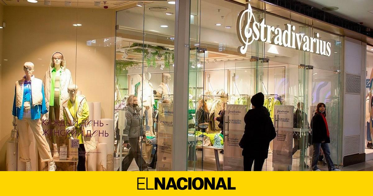 Stradivarius Firma El Chaleco De Rayas Con Botones Que Hará Magia En