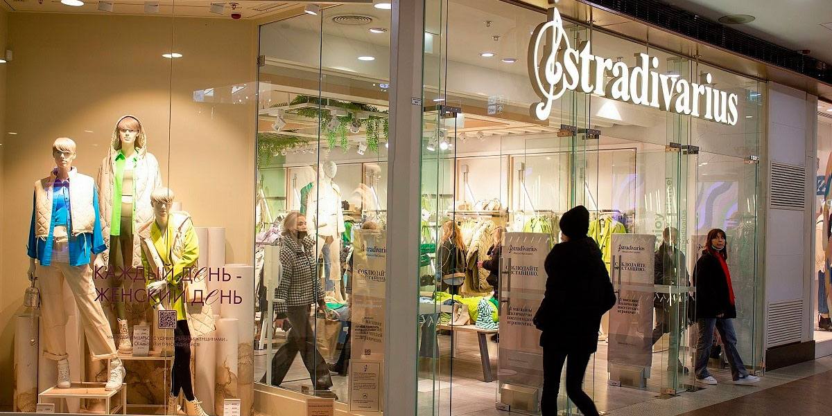 Arriba a Stradivarius la nova samarreta d'espatlla descoberta asimètrica que voldràs portar a tot arreu