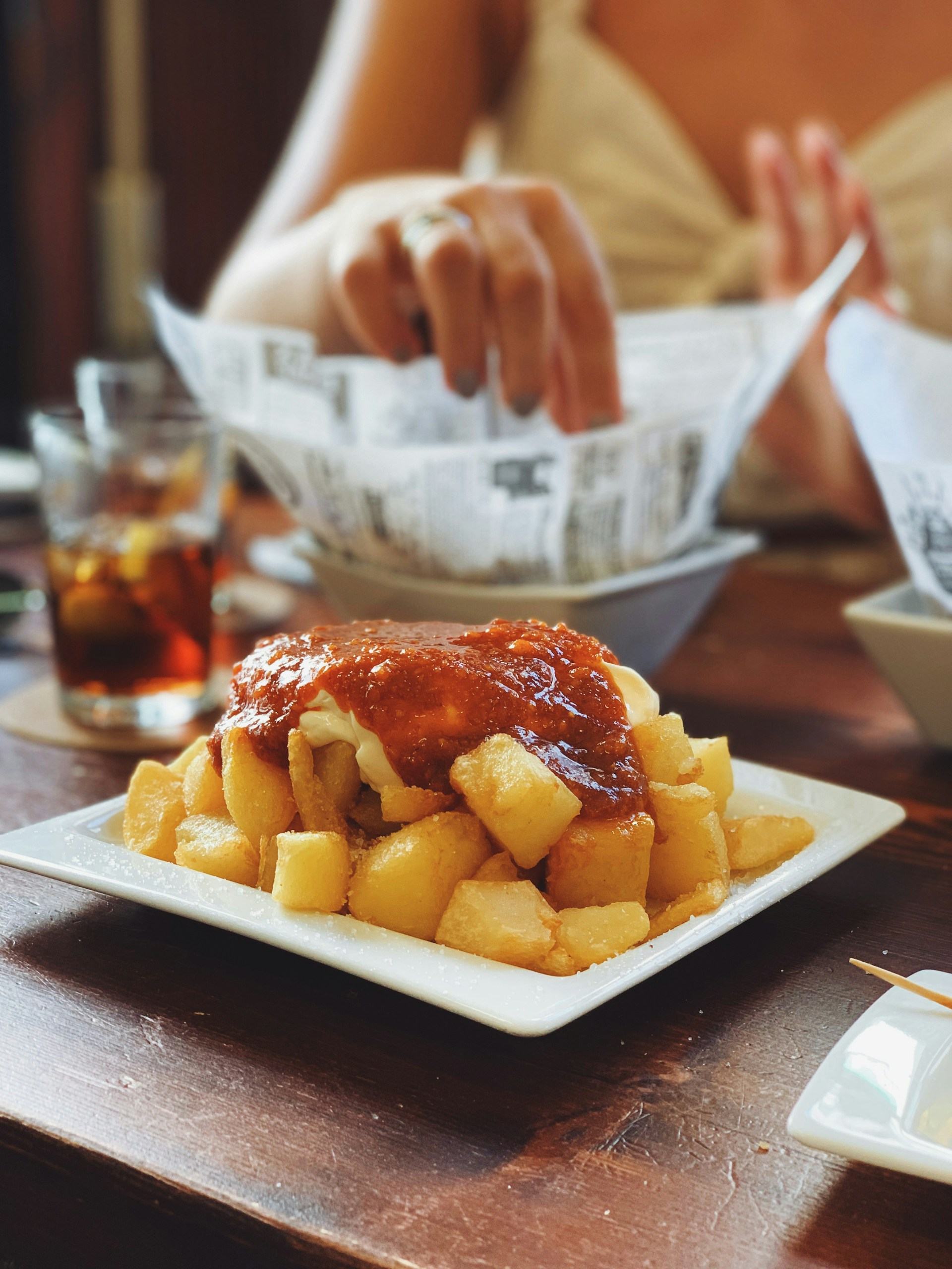 Las 5 salsas que no sabías que podías poner en tus patatas bravas