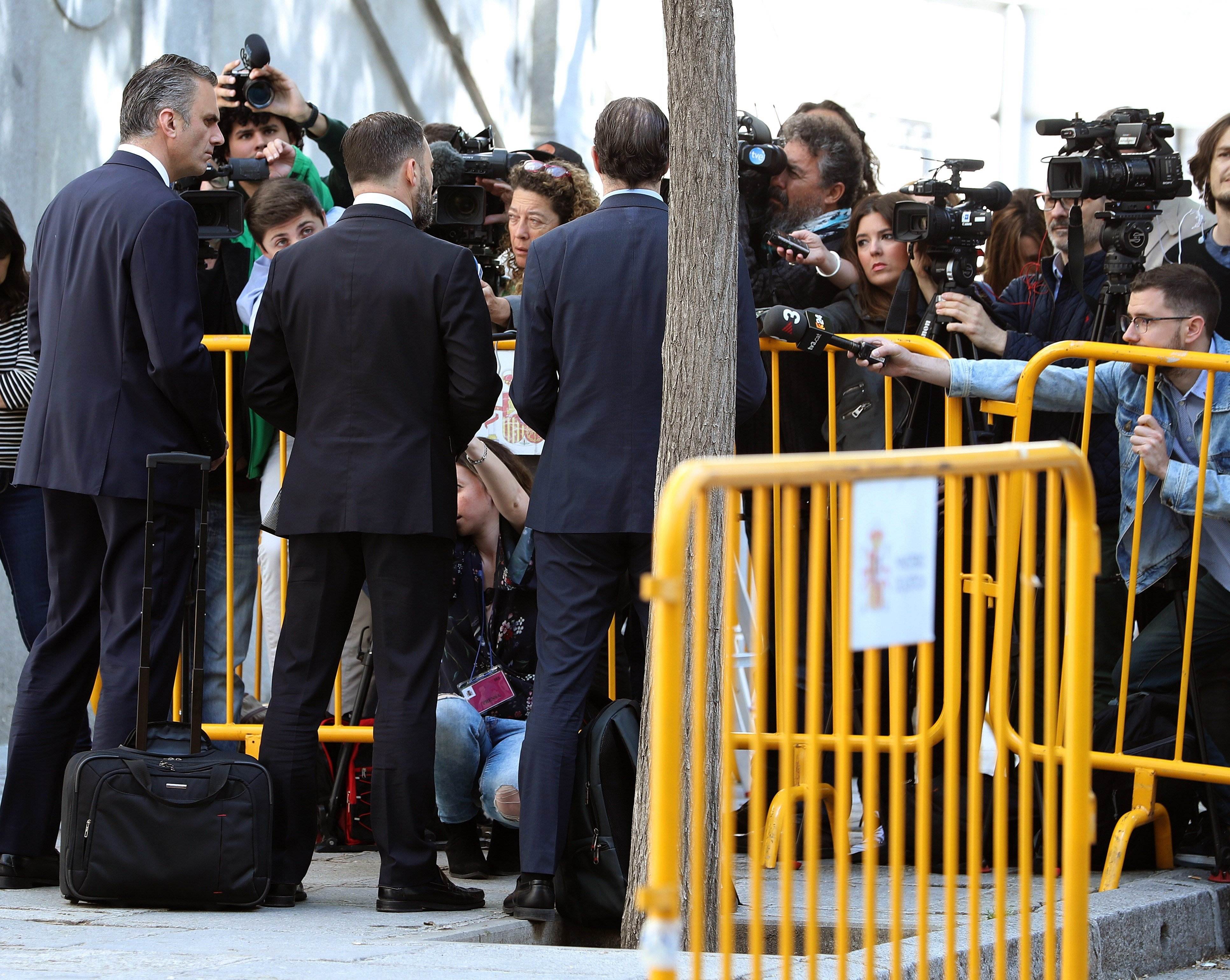 VÍDEO: VOX brinda amb policies la decisió de mantenir Forn i Sànchez a la presó