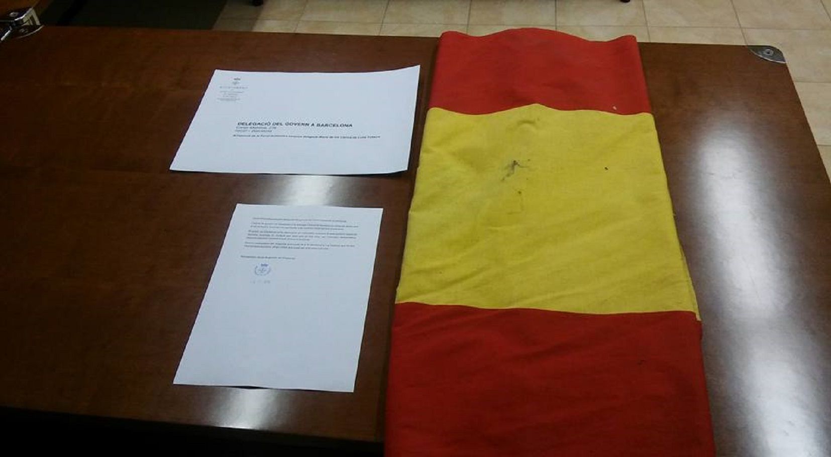 Viladamat regala a Llanos de Luna la bandera espanyola que no volen penjar