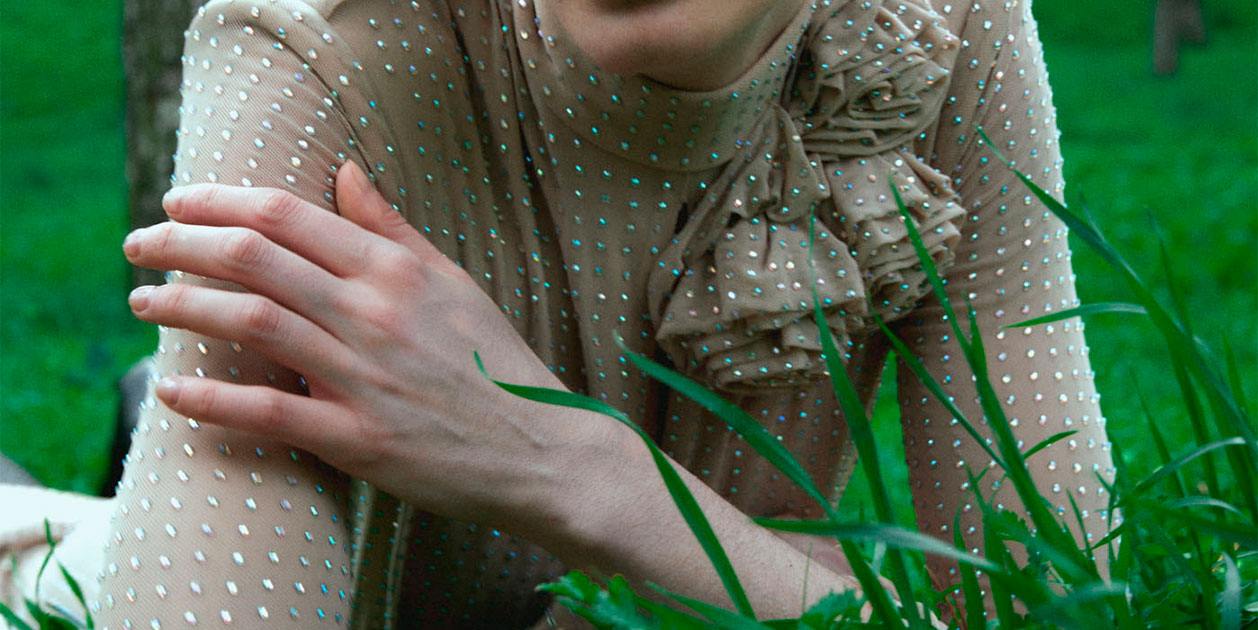 El vestido midi strass de Sfera que nos transporta a los años 20 del siglo pasado