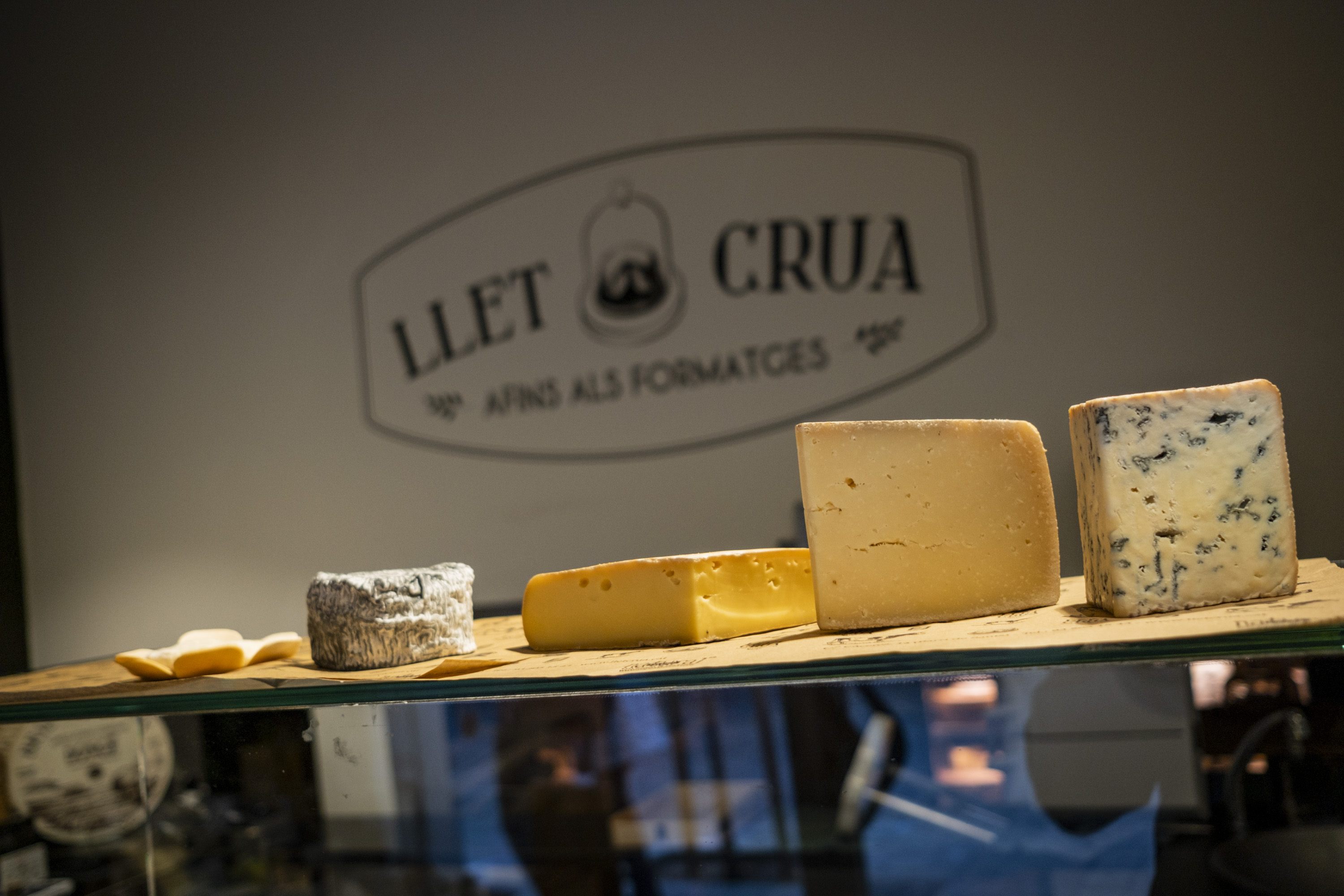 L'escorça del formatge sí que és comestible: què ens aporta?
