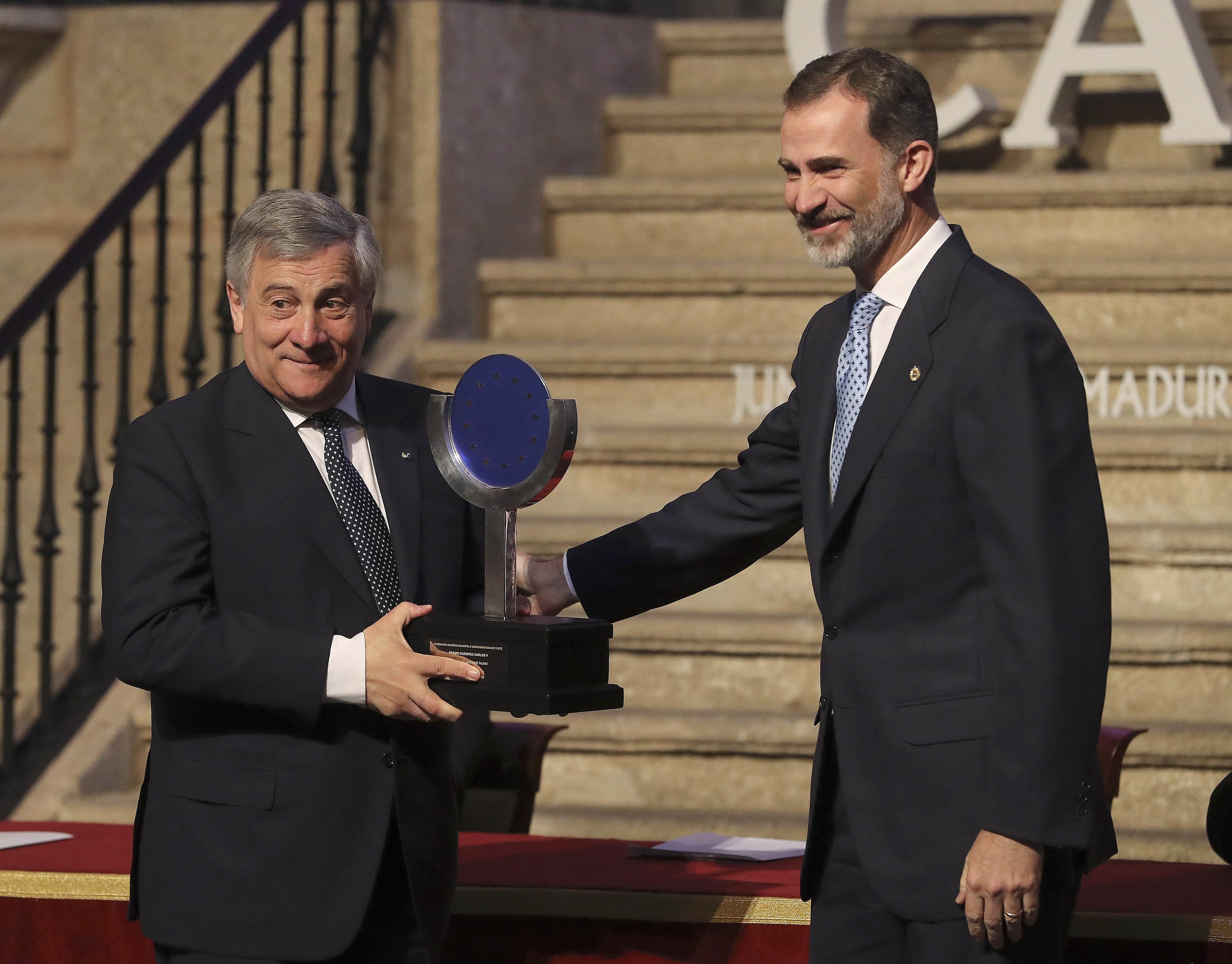 El Rei i Tajani s'ensabonen mútuament per la seva "defensa de la democràcia"