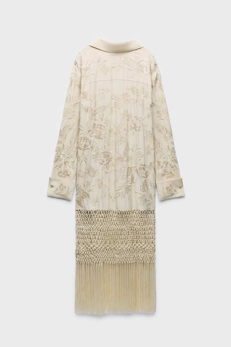 Imposible no enamorarse del vestido de macramé con bordados que parece arte en Zara