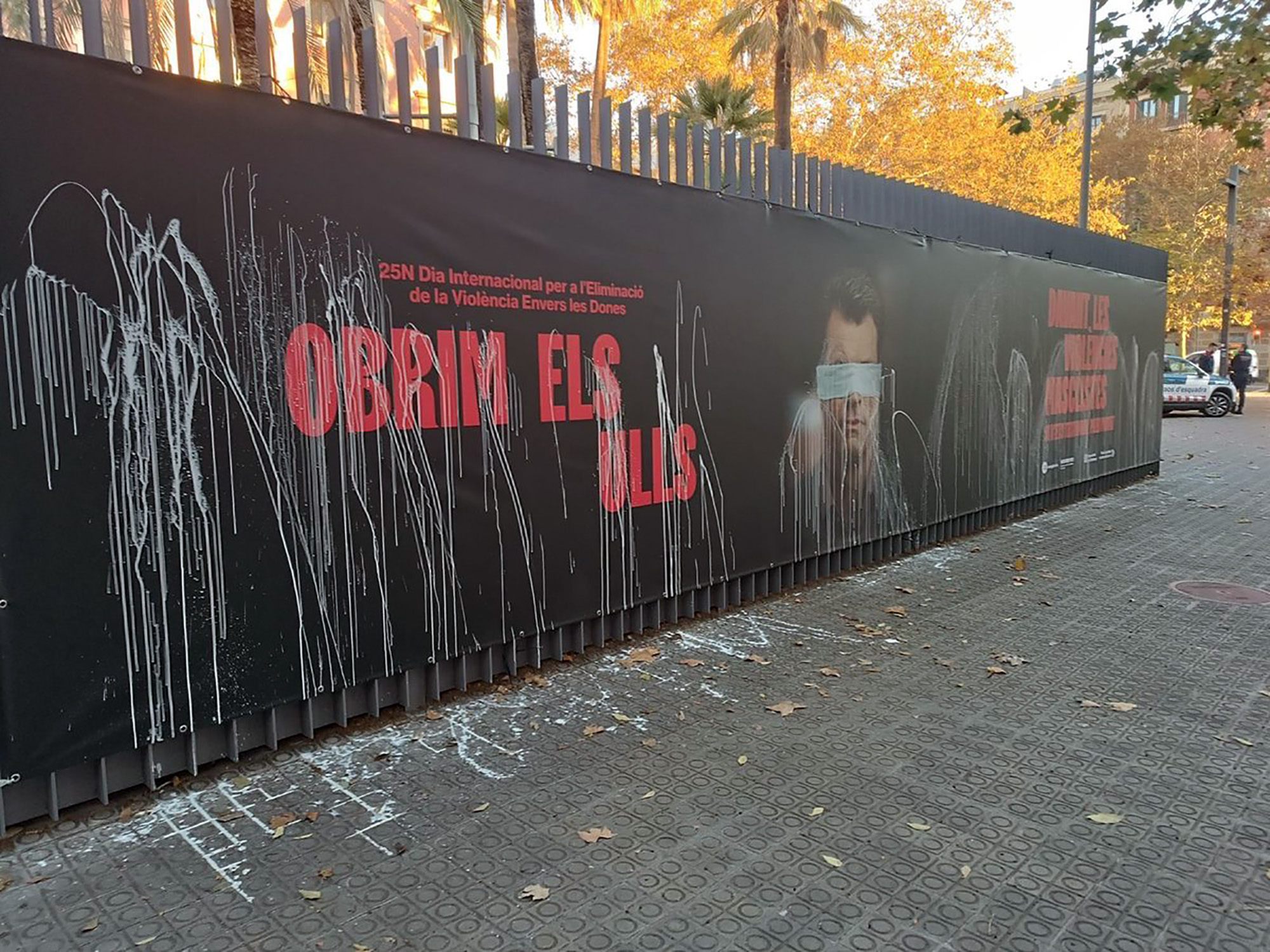 Ataquen la seu del departament d’Interior per vandalitzar la campanya del 25-N contra la violència masclista