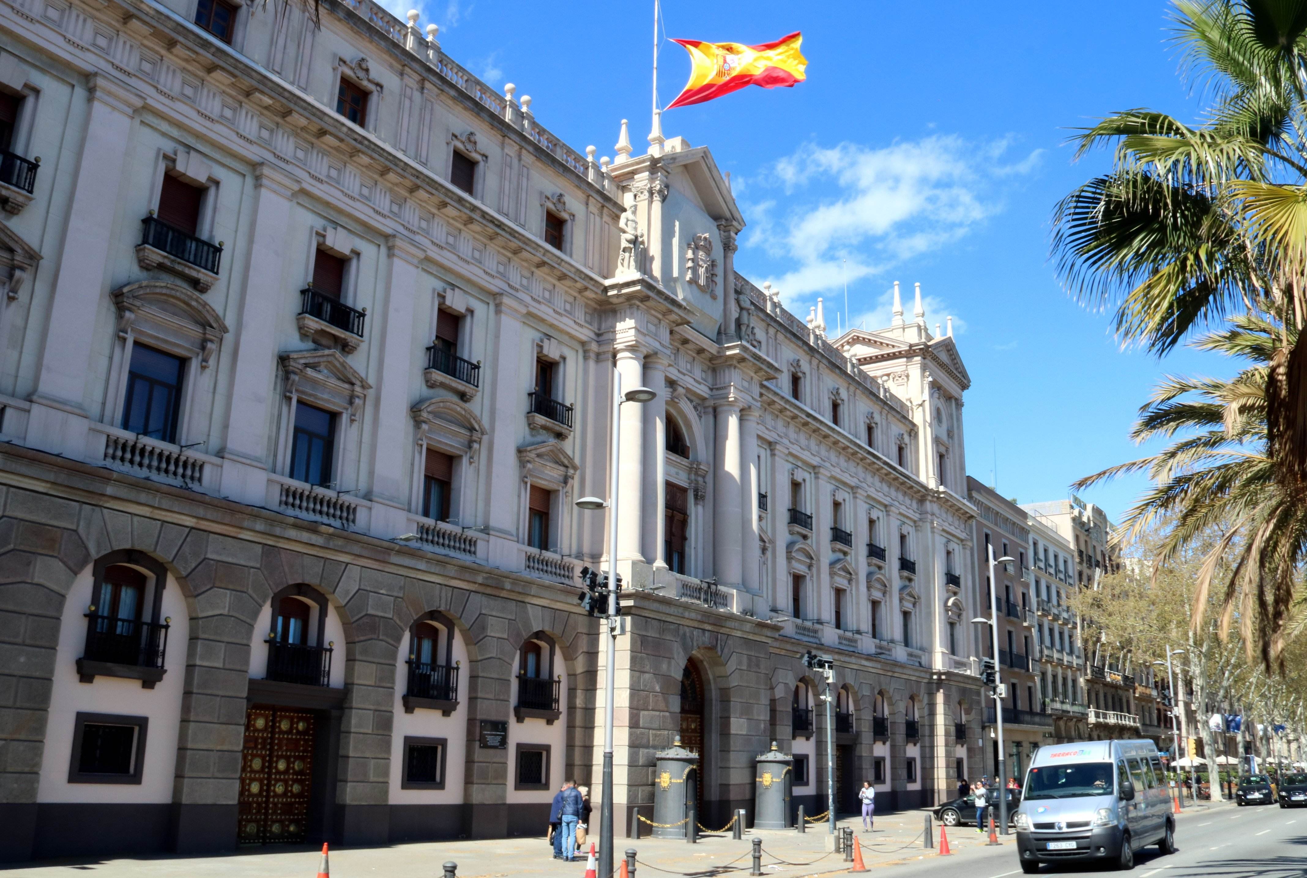 L'exèrcit veta l'entrada a Capitania General a un jove amb llaç groc