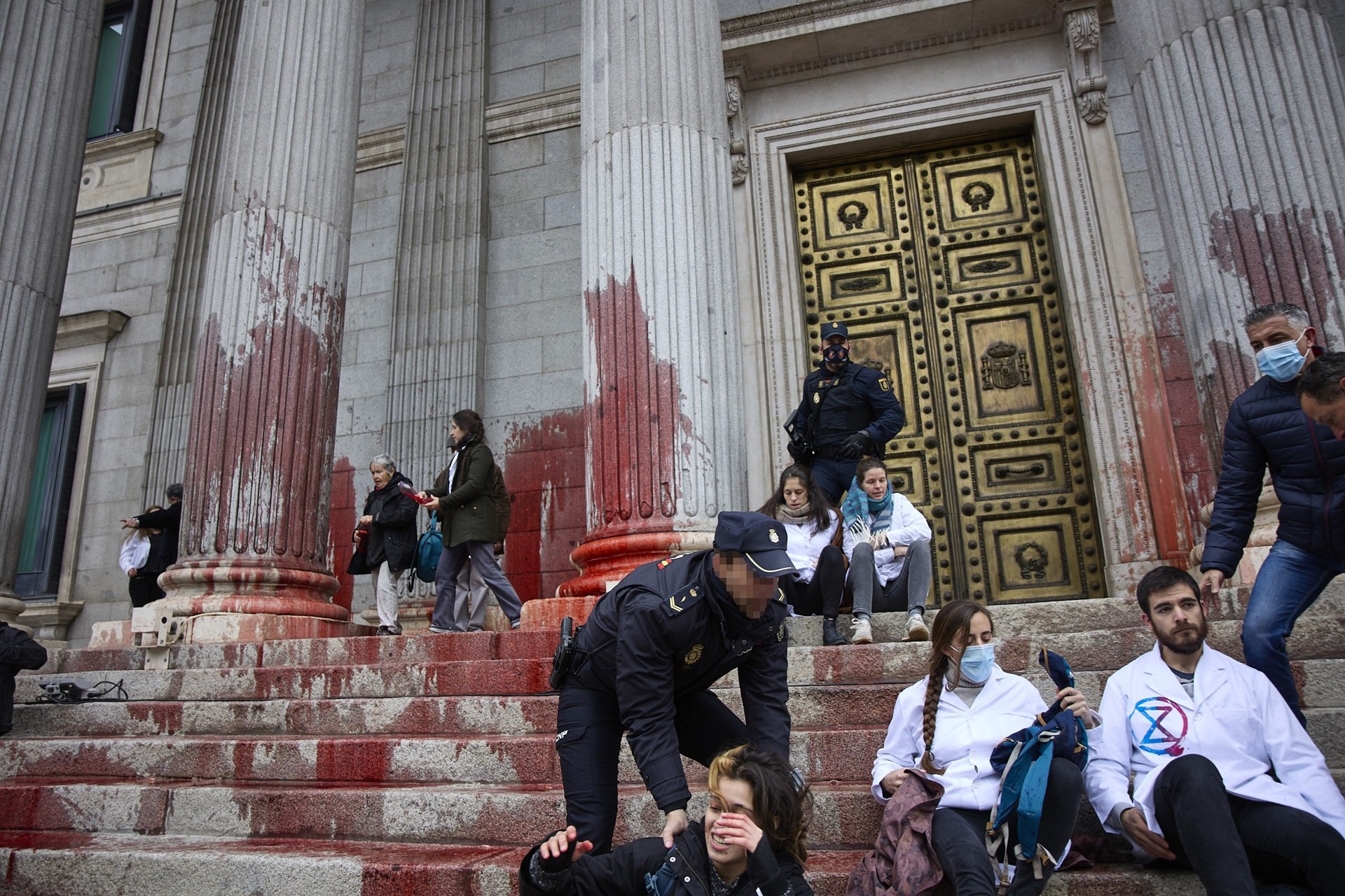 Juzgarán a los activistas climáticos que pintaron de rojo el Congreso