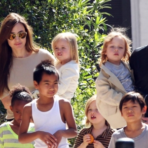 Angelina Jolie amb els seus sis fills / GTRES Angelina Jolie amb els seus sis fills / GTRES