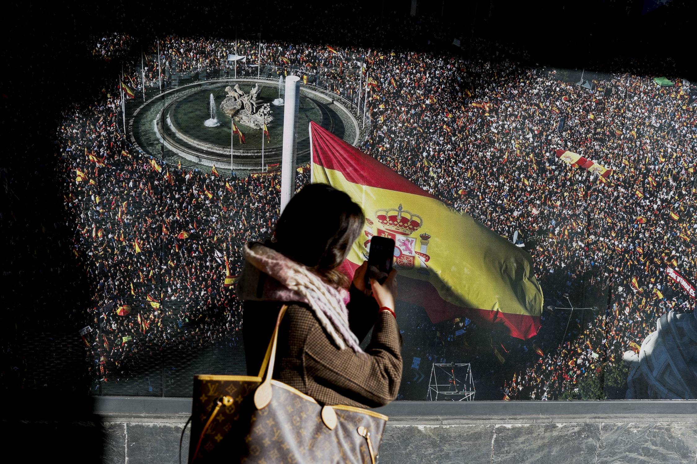 Sede del PP en Génova forrada con imagen de manifestaciones contra la amnistía / EFE Sede del PP en Génova forrada con imagen de manifestaciones contra la amnistía / EFE