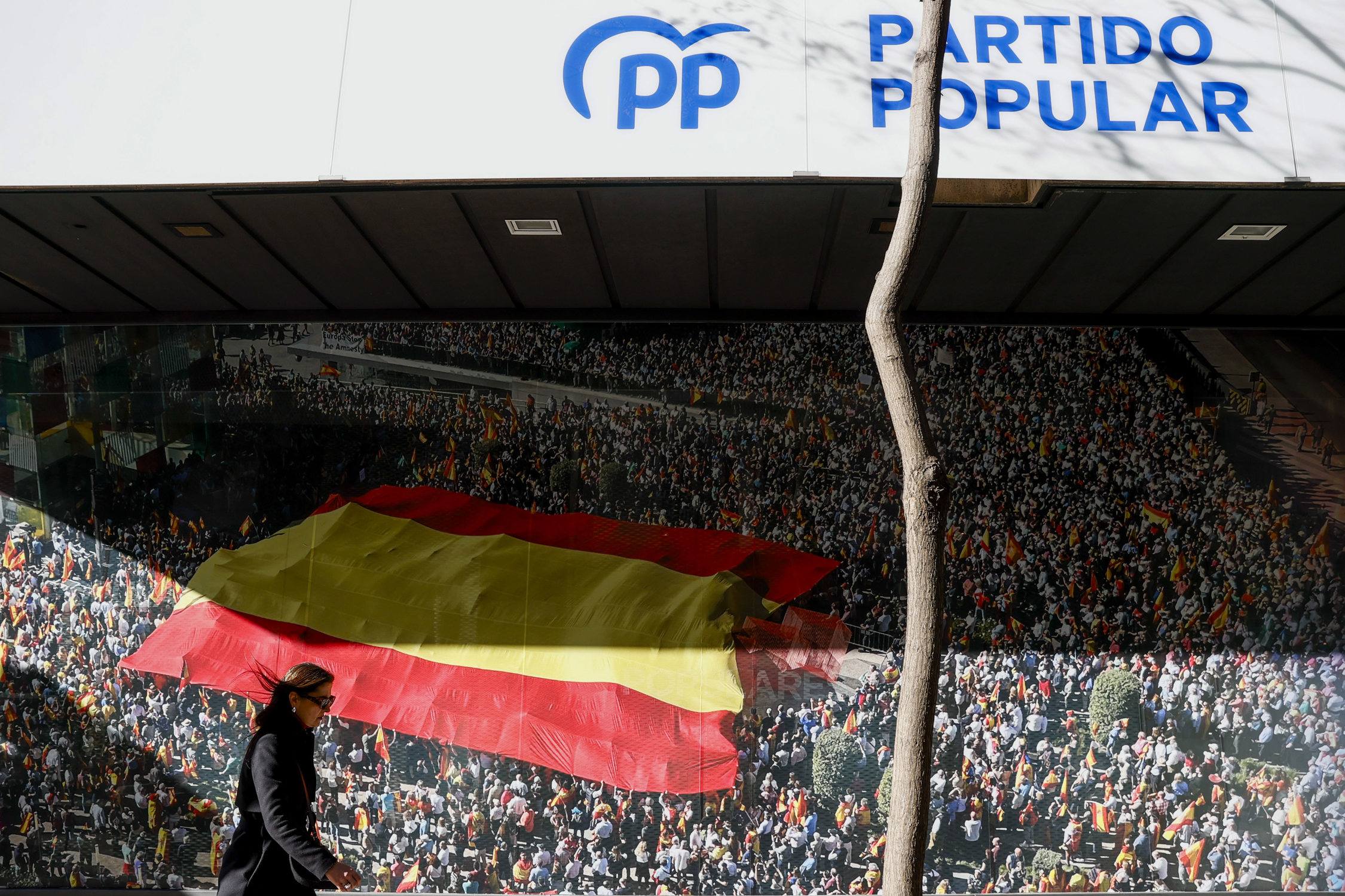 El PP forra la sede de Génova con imágenes de las protestas contra la amnistía