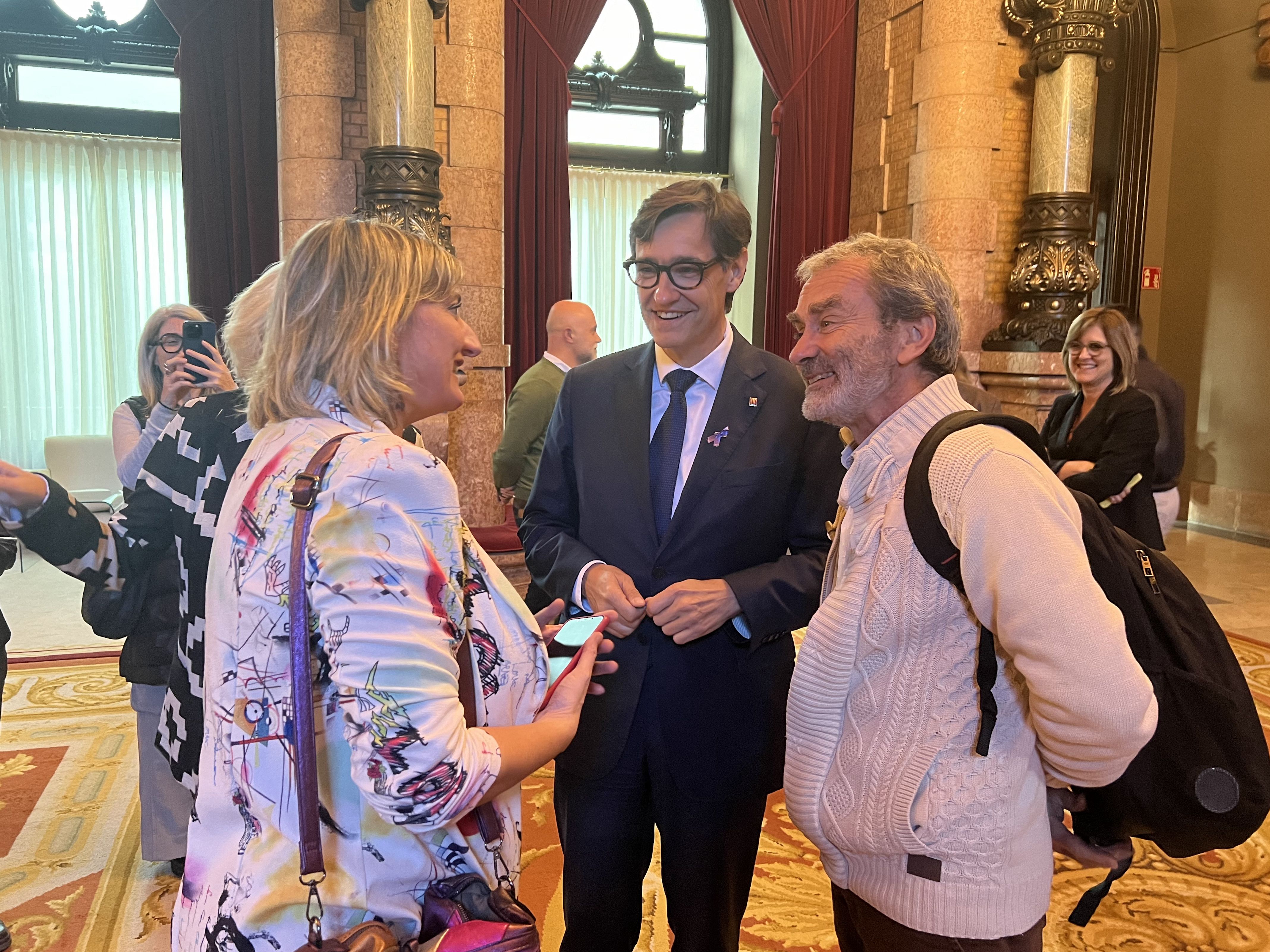 Fernando Simón, Salvador Illa i Alba Vergés es retroben al Parlament (sense mascaretes)