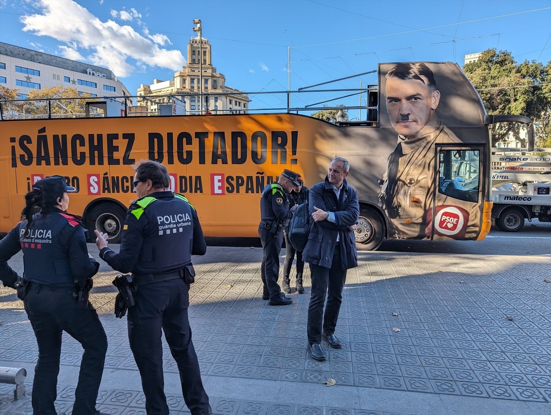 La Guardia Urbana denuncia el autobús de Hazte Oír que equipara a Pedro Sánchez con Hitler