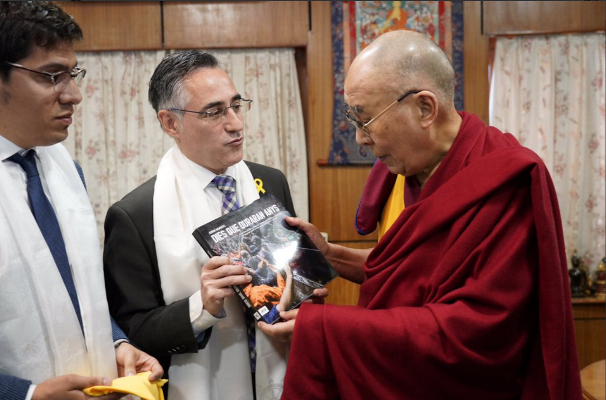 Tremosa regala al Dalái Lama un libro sobre el referéndum del 1-O