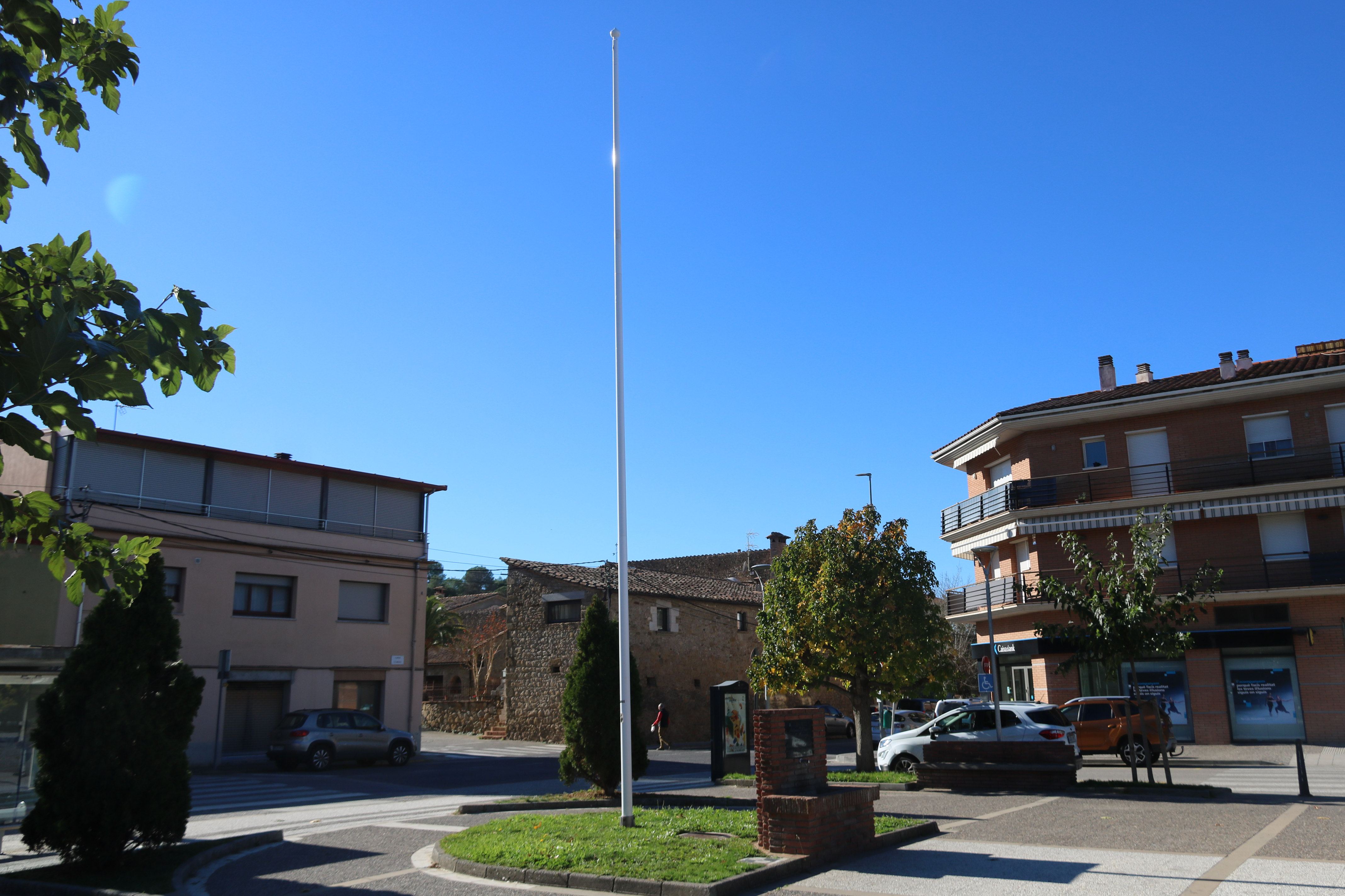 Roban por cuarta vez la estelada de una plaza de Flaçà (Gironès), colgada a diez metros de altura