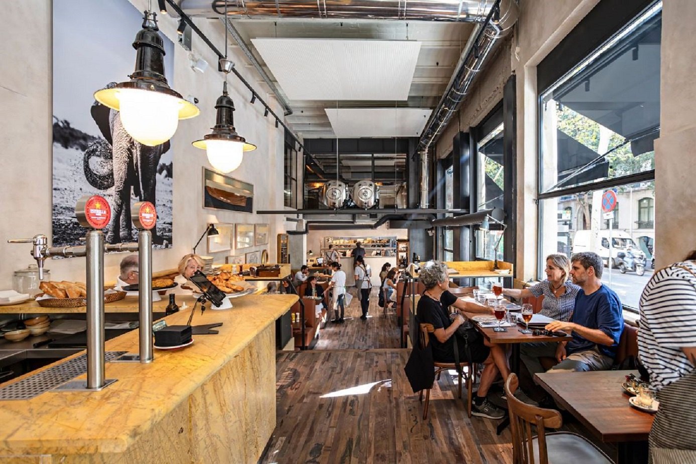 El restaurante del Eixample que celebra la mayoría de edad con nuevos y atractivos platos