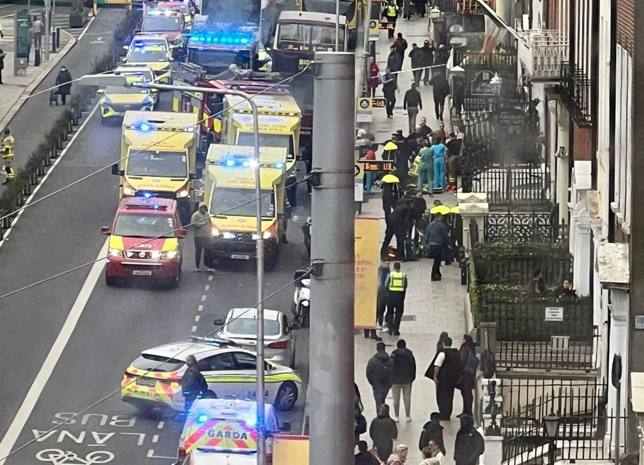 Cinc ferits, tres dels quals menors, en un apunyalament massiu a les portes d'una escola de Dublín