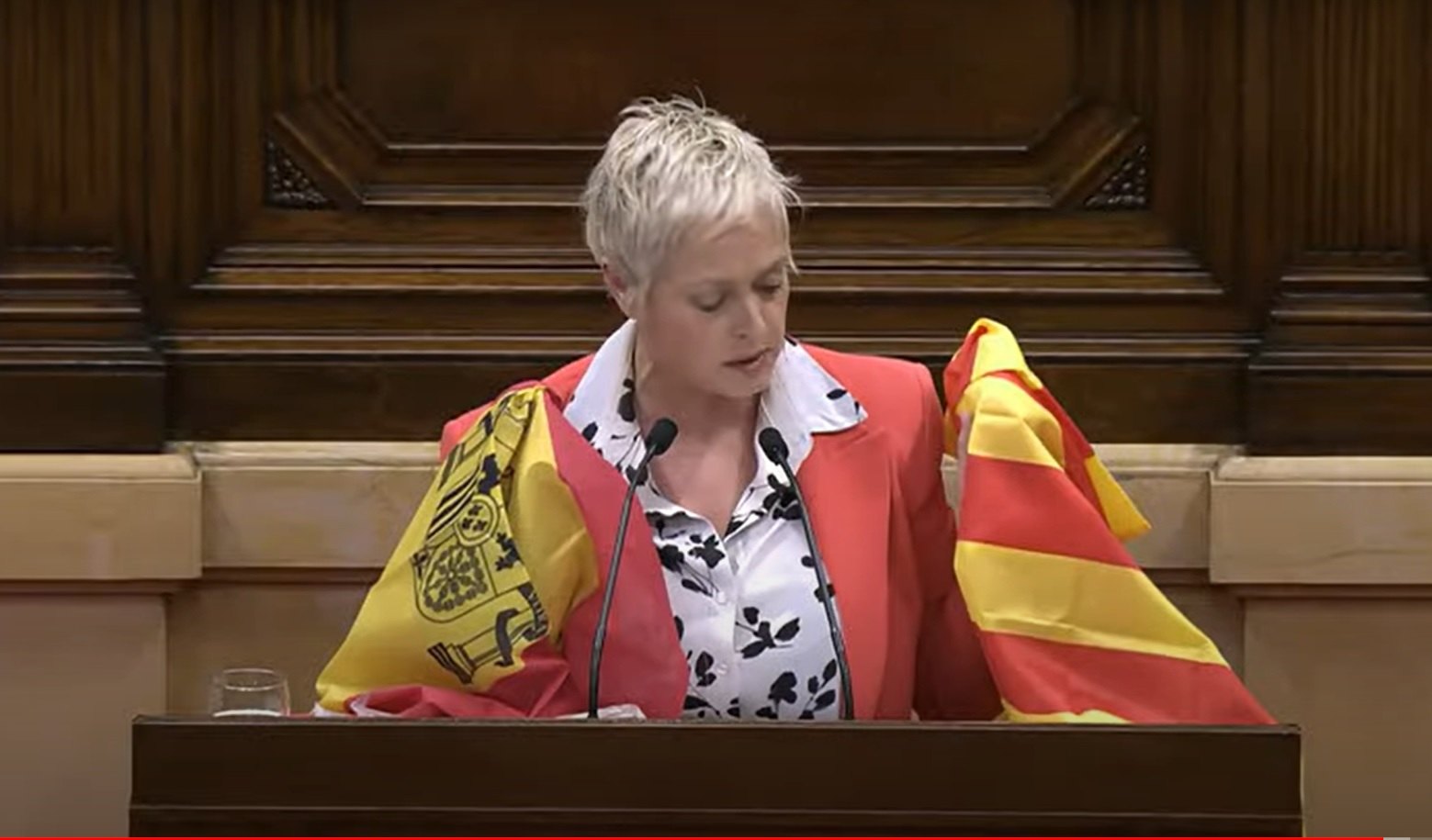 Topada entre Anna Erra i Anna Grau per posar dues banderes al faristol del Parlament