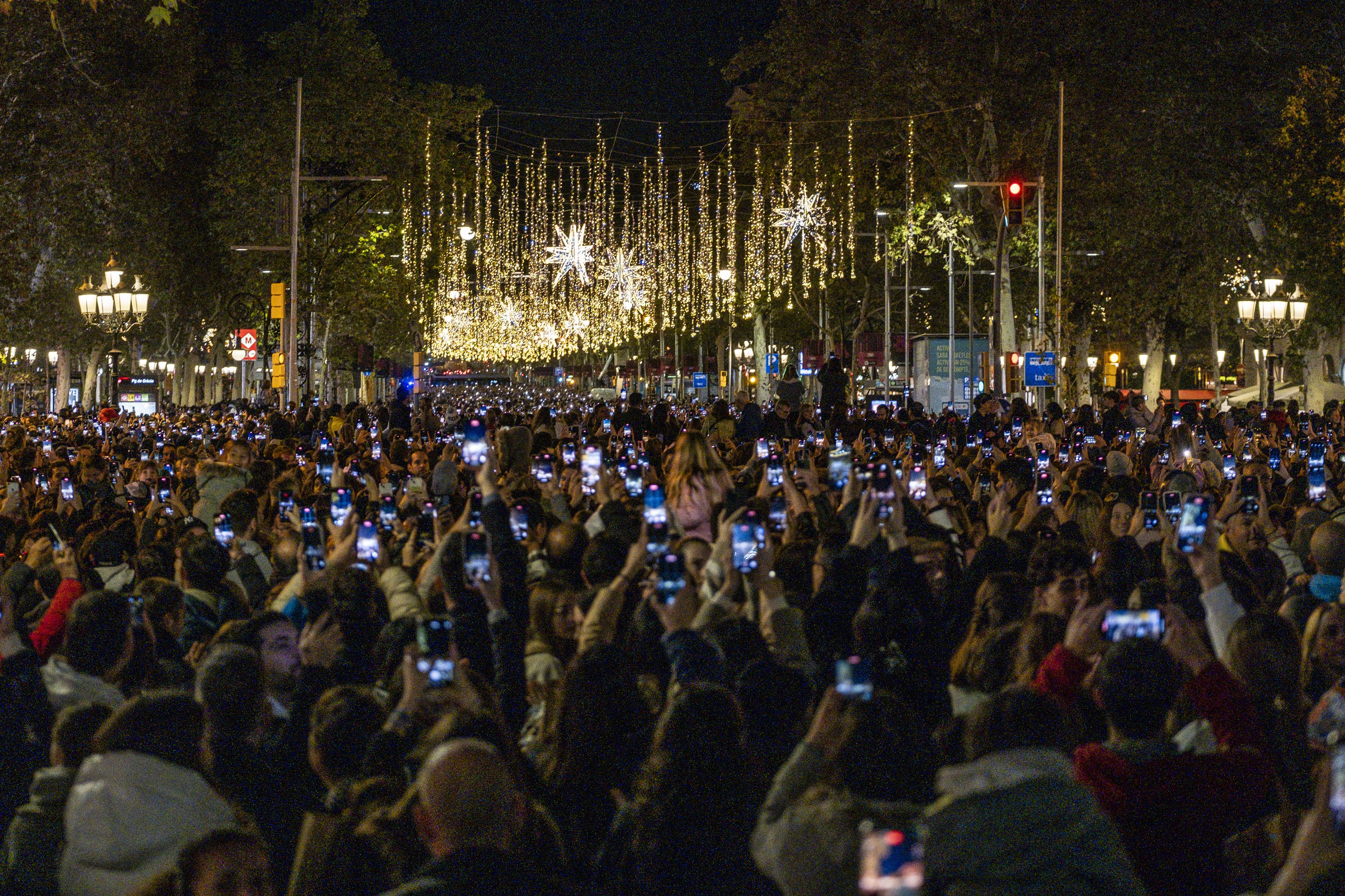 Barcelona encén els llums de Nadal amb un espectacle multitudinari al centre de la ciutat