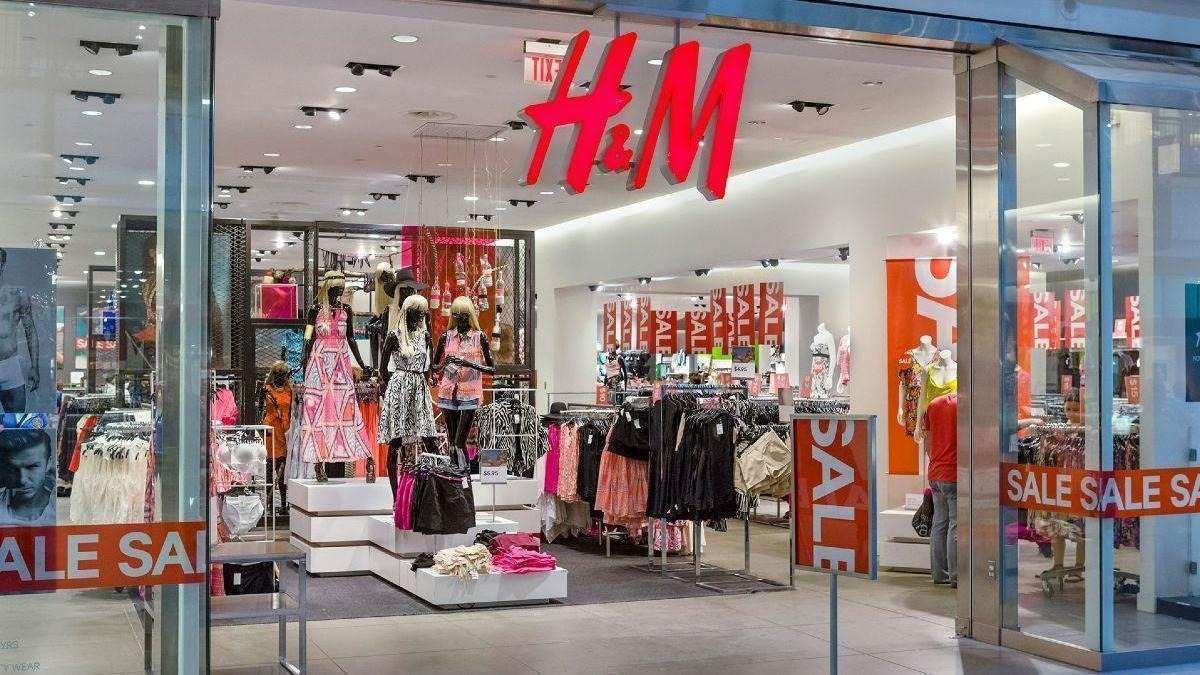 En el número 1 para el Black Friday tenemos el abrigo largo efecto pelo de H&M
