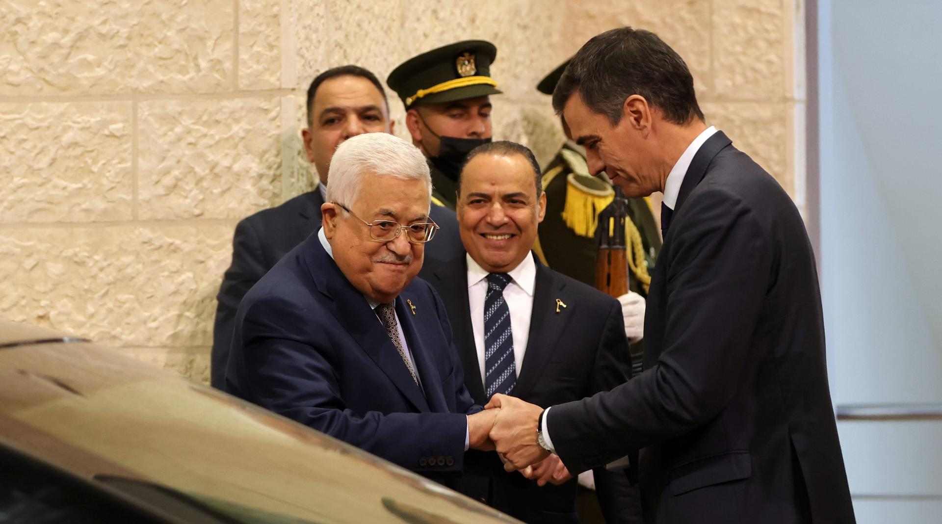 Sánchez defiende ante Abbas que la Autoridad Palestina reemplace a Hamás en la Franja de Gaza
