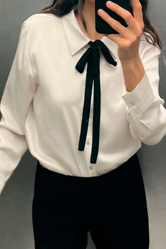 Camisa setinada amb llaç Camisa setinada amb llaç