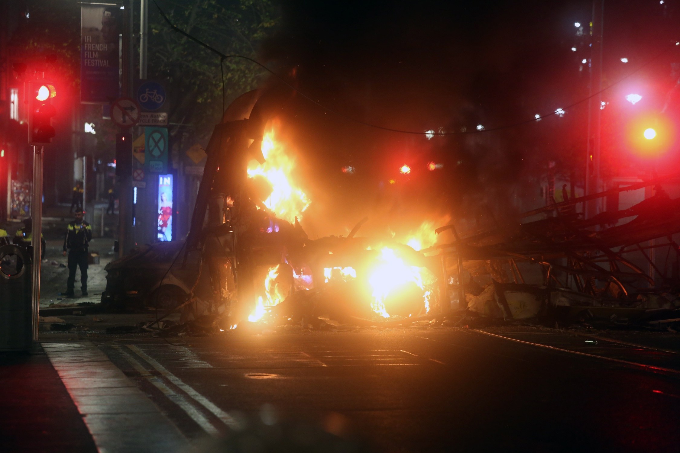 Revolta popular amb greus aldarulls i incendis a Dublín per protestar per un apunyalament massiu