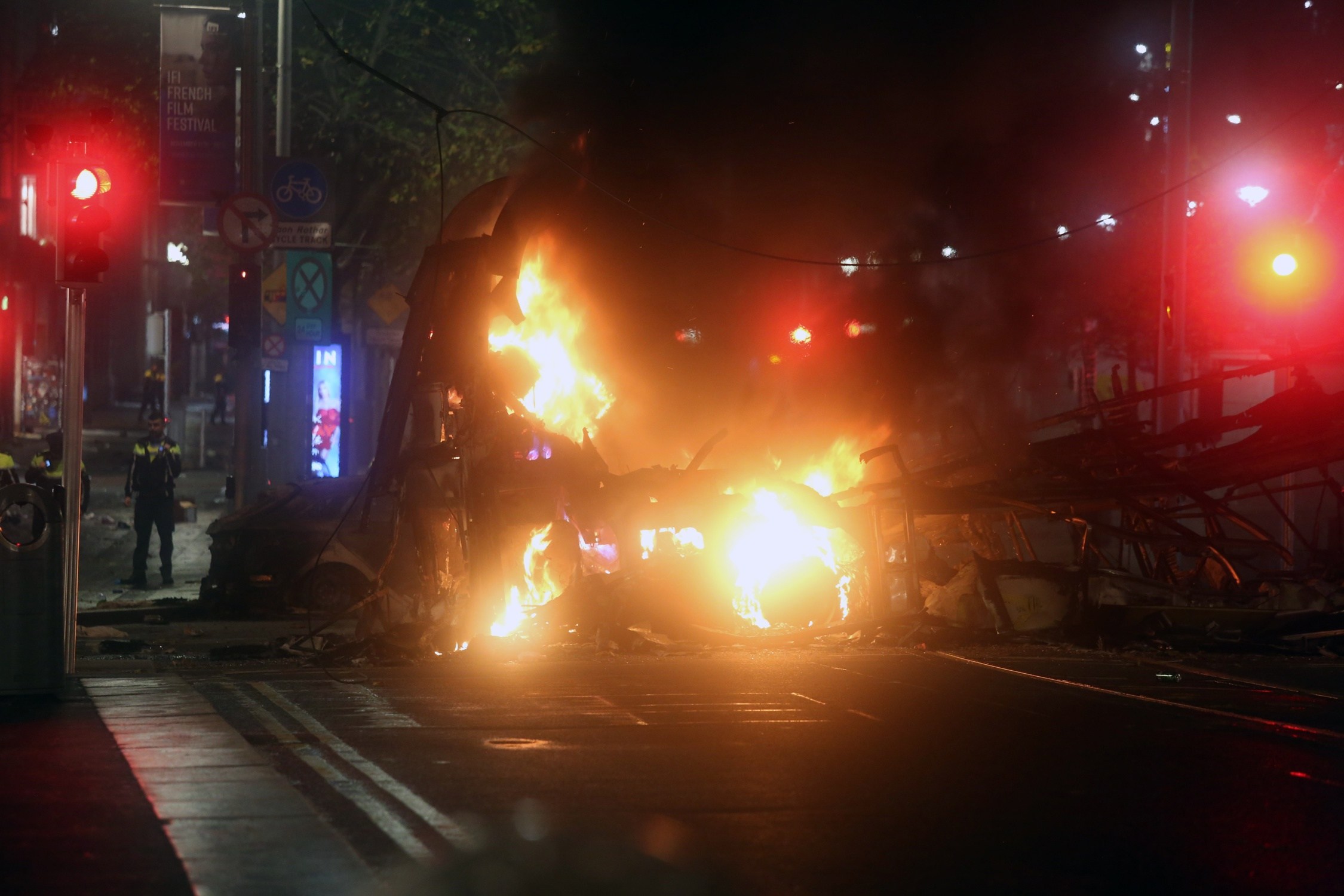 Revuelta popular con graves disturbios e incendios en Dublín para protestar por un apuñalamiento masivo