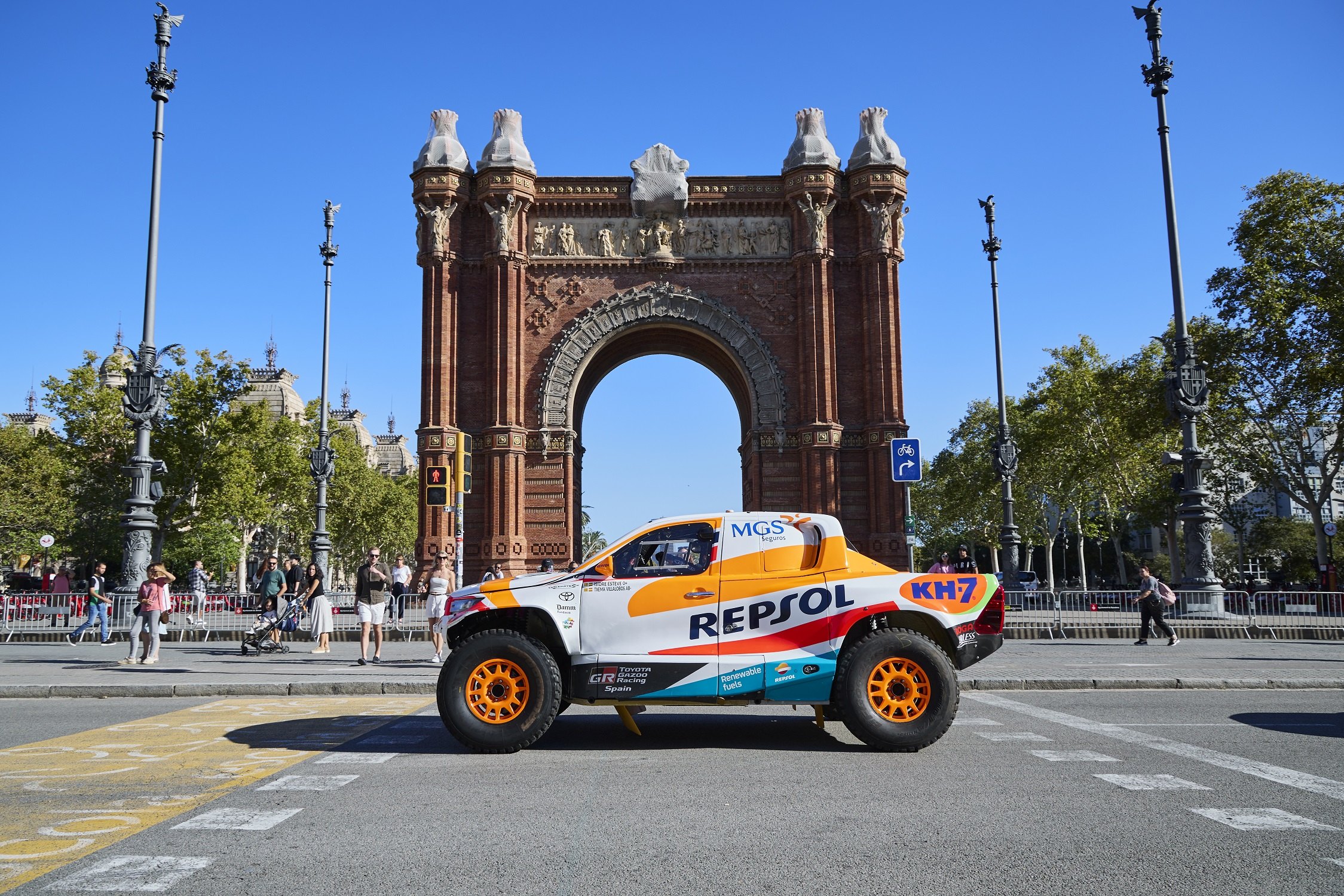 Isidre Esteve i el Repsol Toyota Rally Team enlluernen Barcelona abans del Dakar
