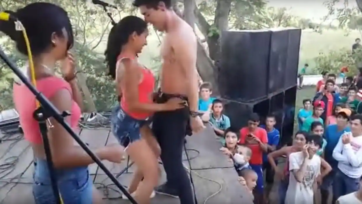 Nahuel se quita la ropa Nahuel se quita la ropa
