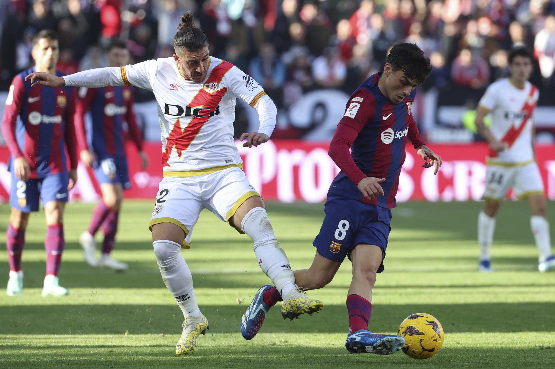 Un Barça espeso reacciona tarde y empata con polémica contra el Rayo Vallecano (1-1)