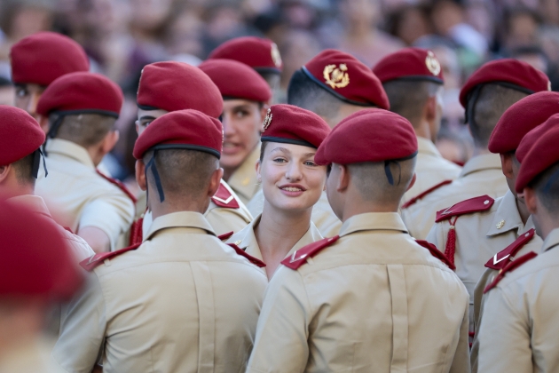 Elionor envoltada de soldats nois GTERS