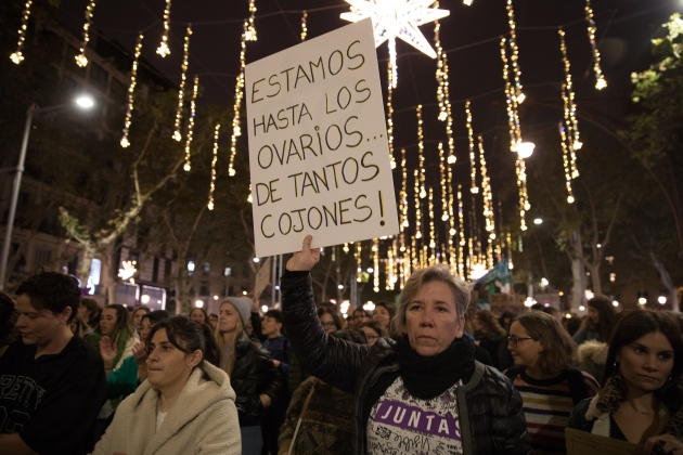 Barcelona. Pancarta manifestació 25-N. Foto: Eva Parey