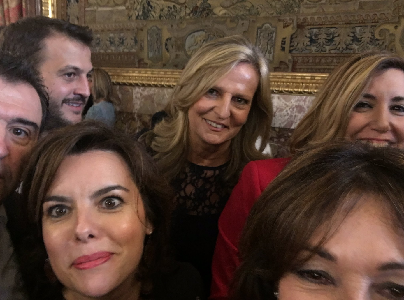 La 'selfie' de Soraya i Susana Díaz després d'acabar amb Sánchez