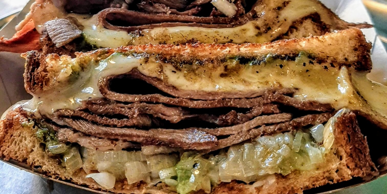 El bar de noche donde conviven felizmente los bocadillos y el buen vino