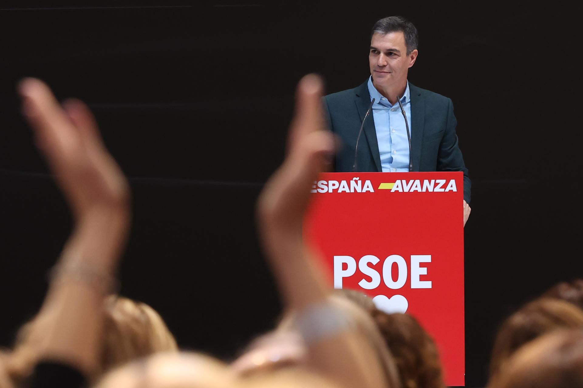 Pedro Sánchez reivindica la Constitución como un "espacio de acogida" incluso para los que "recelan"