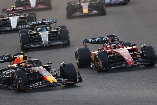 Max Verstappen y Leclerc luchando por la primera plaza en el GP de Abu Dhabi / Foto: EFE